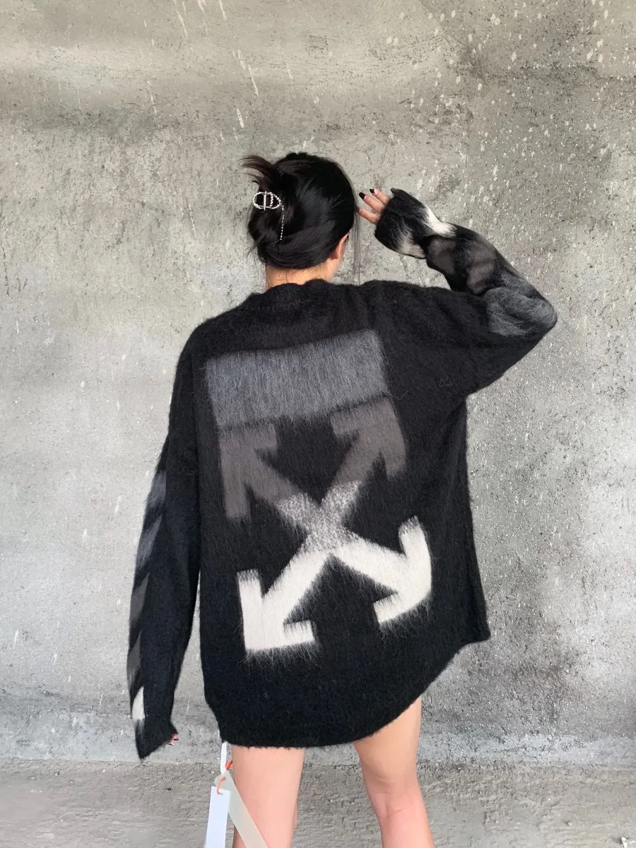 ♻️💯Reference model picture for the upper body❤️New top tested version OFFWHITE (OW) Gradient Mohair Striped Arrow Sweater Hoodie Gradient Rendering Arrow Couple Sweater Mohair sweater ow family will release every year🛒 The same style and ever-changing colors, really no girl does not love it, it is super suitable for wearing under a down jacket in winter, and will not be bloated! If the lower body is missing, their favorite os version🙋🏻‍♀️ intuitively adds natural softness and fairy beauty effect, which is the best choice! The upper body is lightweight and does not weigh down the body while keeping warm. The sleeves and the gradient arrow parts on the back are repeatedly patterned until the gradient level is satisfied before large-scale products are released. The craftsmanship is extremely demanding. Each sweater is woolen at least ten times to give it a plush, thick feel and good fluffiness! ✅ Fabric composition: 50% mohair 32 spandex 18% wool, three-level anti-pilling Color: black and white gradient Sizes Mohair is lighter and softer, so be careful not to machine wash it, not machine washable! ! emphasize! !  ⚠️Hand wash with warm water and cold water P:440